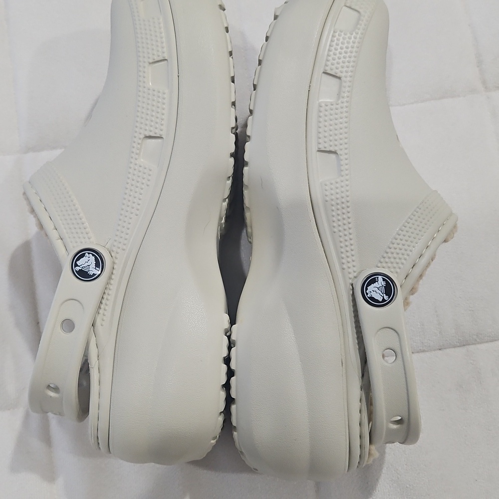 Fleece lined Crocs. New without tags size 6 - Picture 4 of 8
